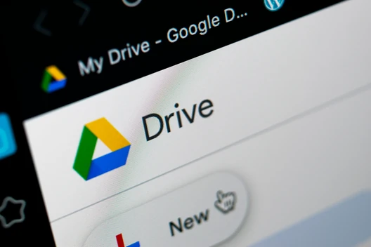 Bildschirm zeigt Google-Drive-Oberfläche mit Drive-Logo, dem Schriftzug 'Drive' und einer 'New'-Schaltfläche mit Cursor.
