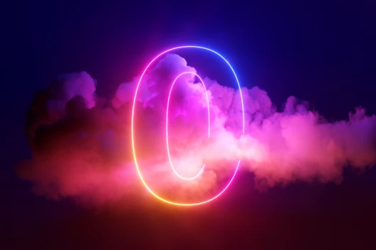 Neonfarbener Lichtring vor dunklem Himmel, Wolken durchscheinend, Farbverlauf von Gelb über Orange und Pink zu Blau.